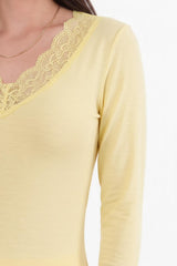 V - Halsblouse Met Kantdetail, Geel