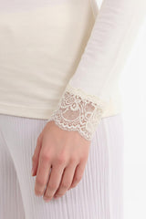V - Halsblouse Met Kantdetail, Offwhite