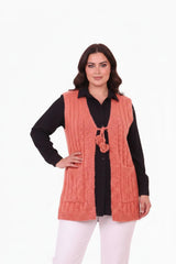 Plus - Size Gebreid Gilet Met Taillestrik — Karmozijn
