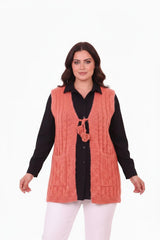 Plus - Size Gebreid Gilet Met Taillestrik — Karmozijn