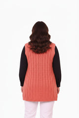 Plus - Size Gebreid Gilet Met Taillestrik — Karmozijn