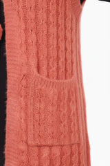 Plus - Size Gebreid Gilet Met Taillestrik — Karmozijn