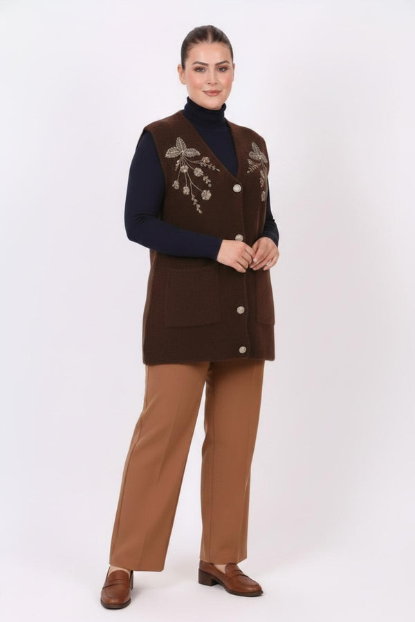 Plus - Size Gebreid Vest Met Bloemenkralen En Voorstrikdetail — Bruin