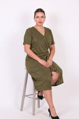 Plus - Size Araboy Avondjurk Met Korte Mouw En Taillebroche — Groen
