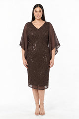 Robe De Soirée Midi Grande Taille Avec Détails En Chiffon — Marron