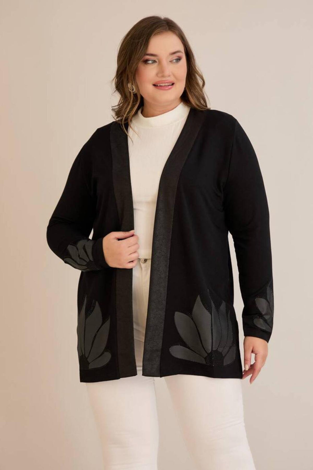 Cardigan In Großen Größen Mit Blumenbesatz Und Steinverzierungen, Schwarz
