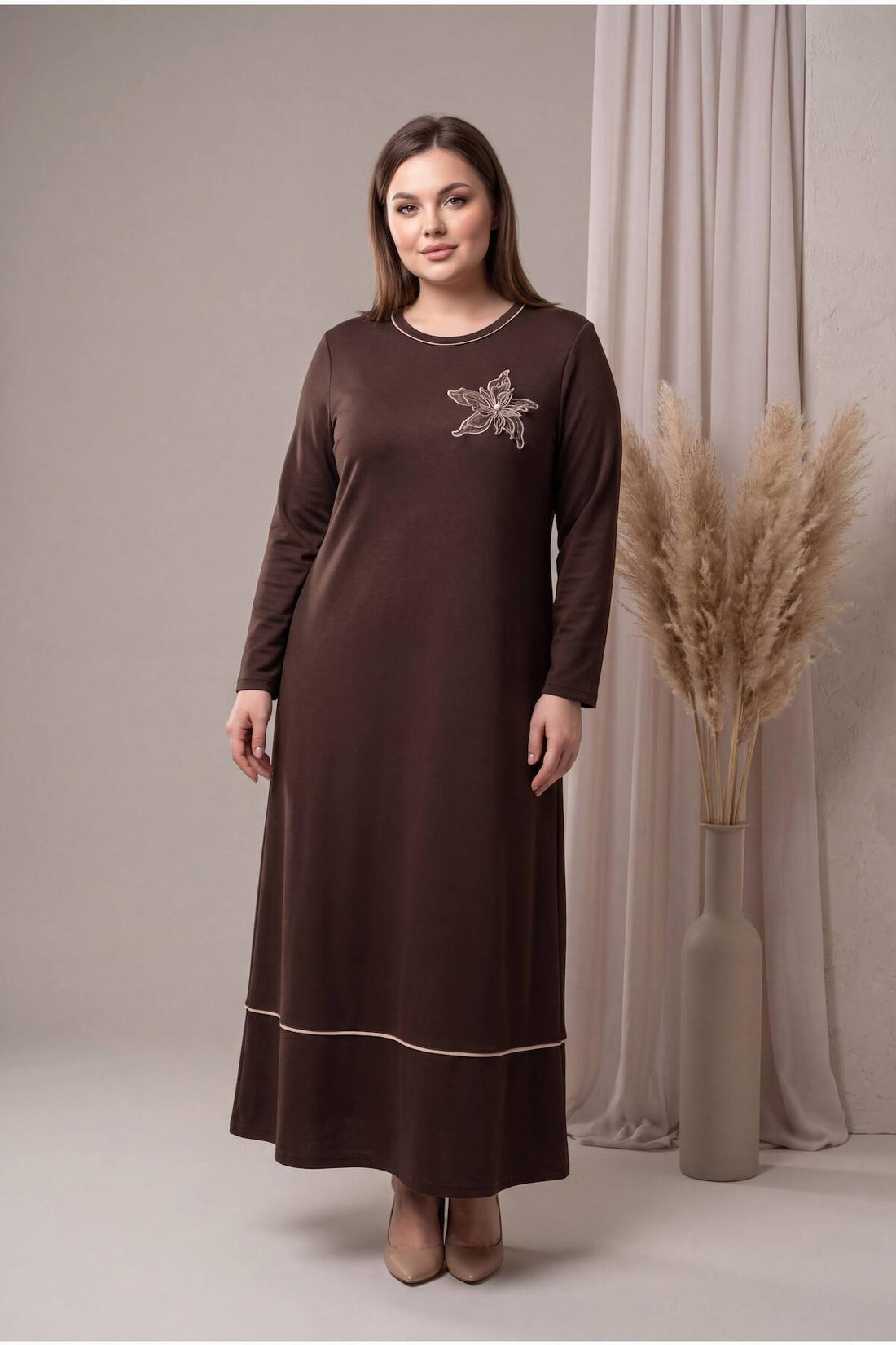 Robe Grande Taille À Col Orné De Roses — Marron