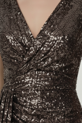 Lange Paillettenjurk Met Kettingdetail Op De Schouders — Bruin