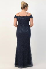 Bordeauxfarbenes Abendkleid Mit Carmenausschnitt Und Perlen (Große Größen)